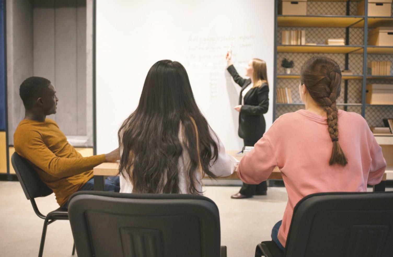 Espace de travail organisé avec documents financiers et outils de planification budgétaire