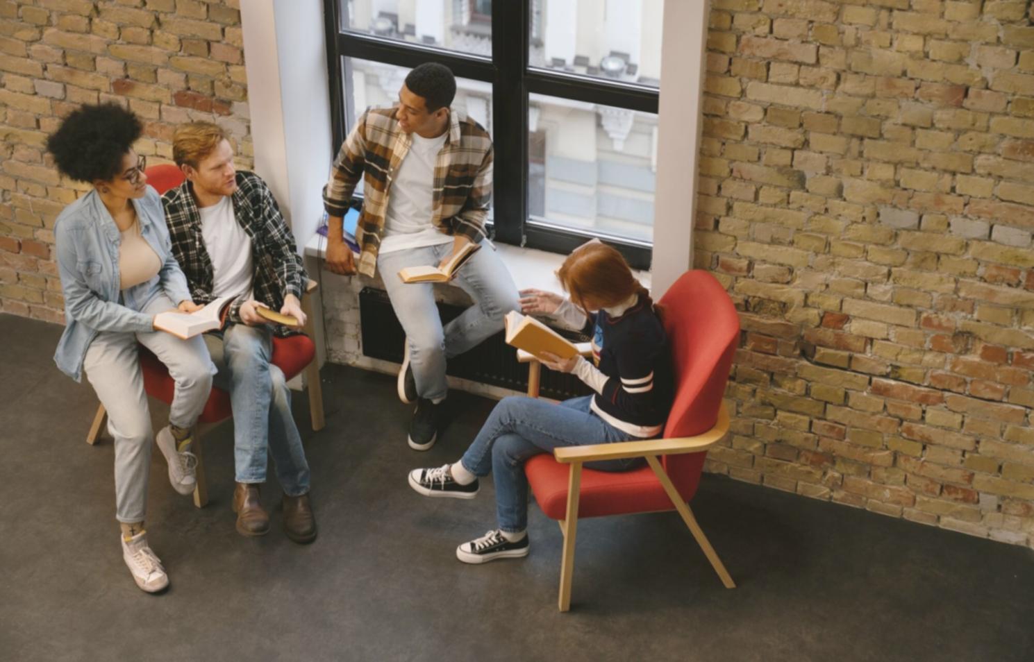 Personne travaillant sur la planification de son budget mensuel avec documents et ordinateur